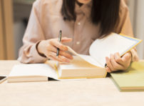 図書館で勉強する 女子大生