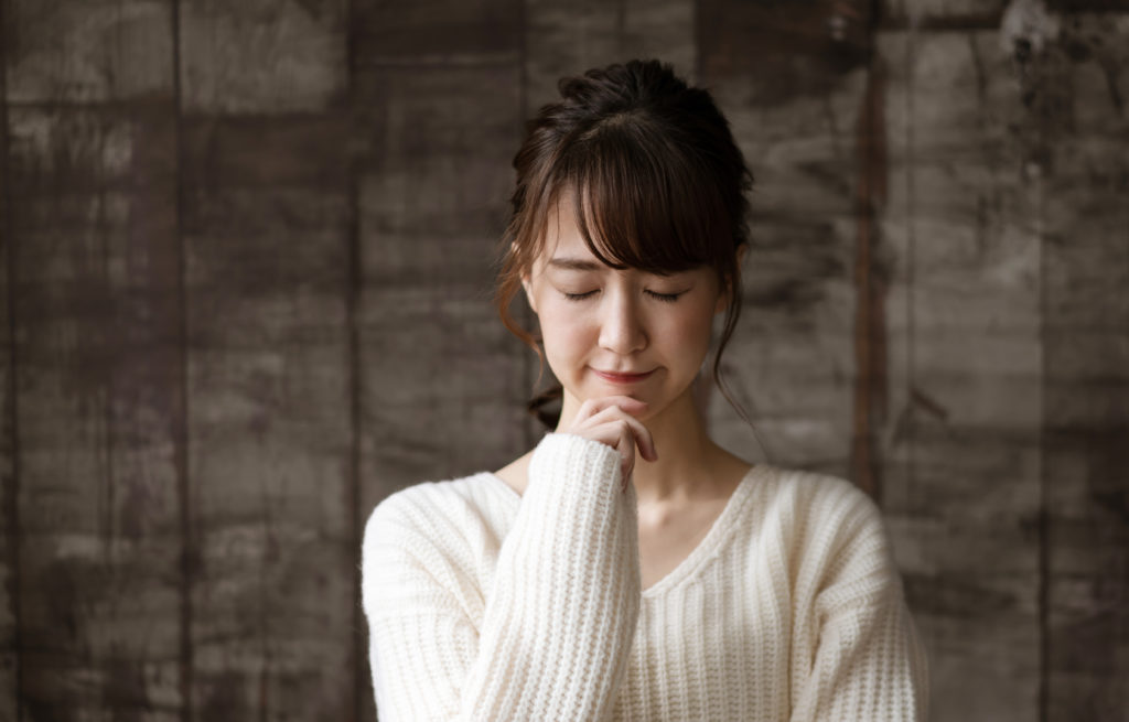 悩む女性