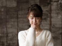 悩む女性