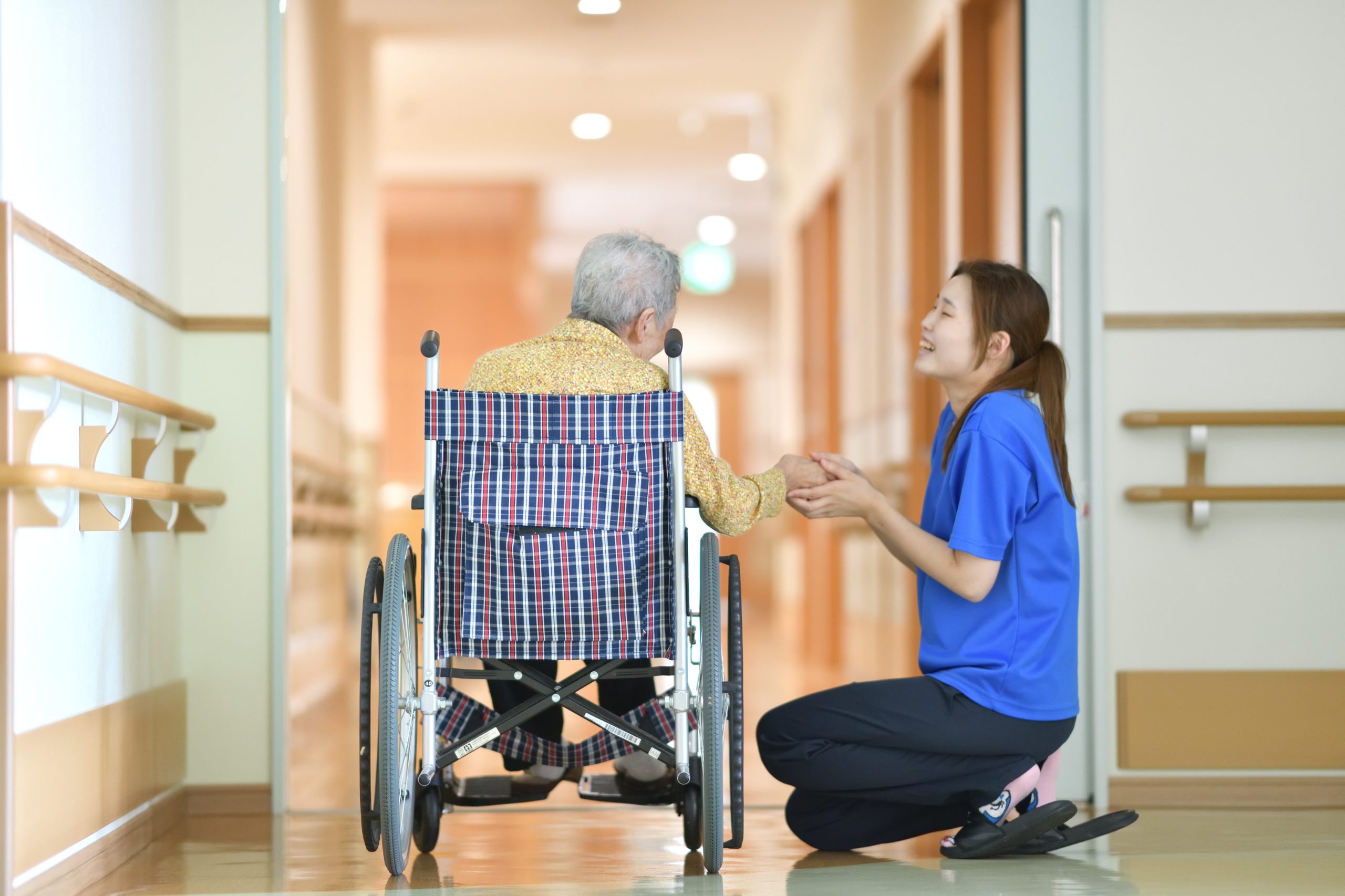 老人介護施設・施設でくつろぐ母