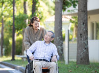 車椅子で出かけるシニア