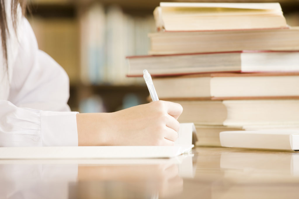 図書室で勉強する女子中学生の手元