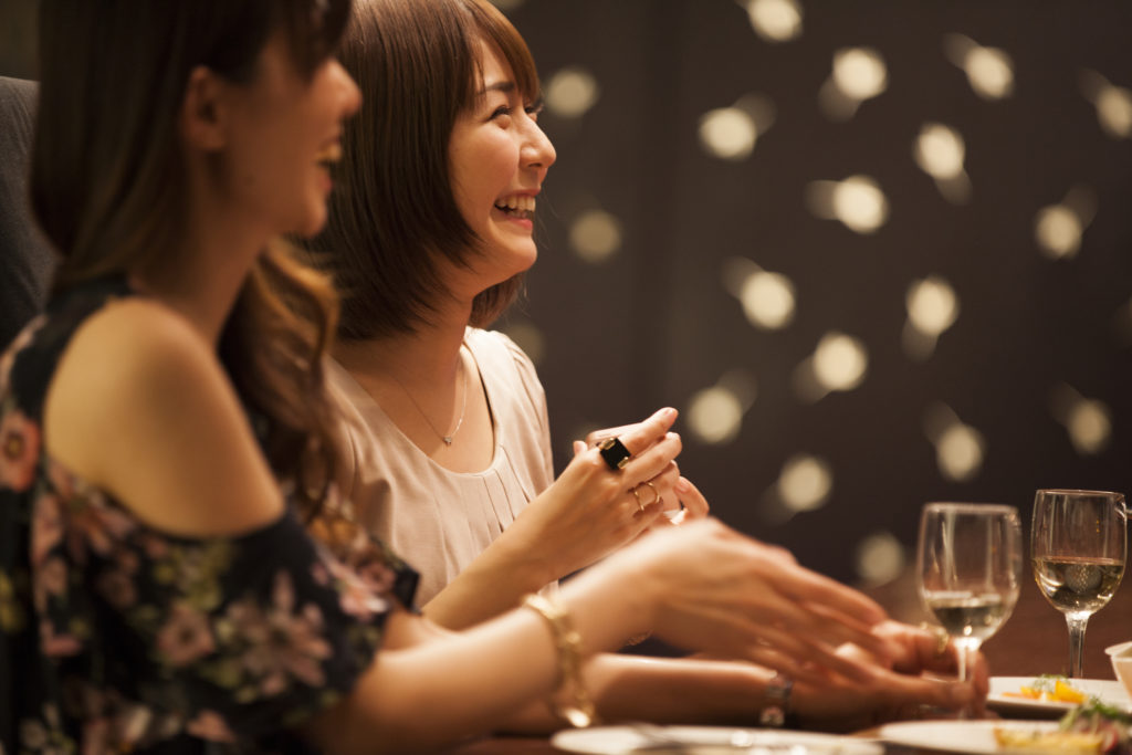 食事を楽しむ女性