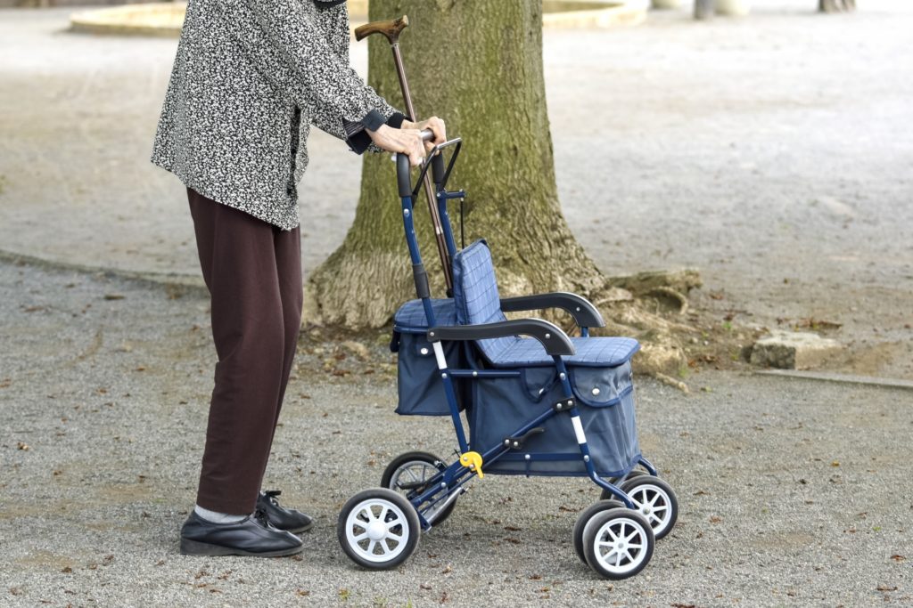 散歩をする高齢者