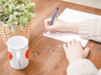 書き物をする女性
