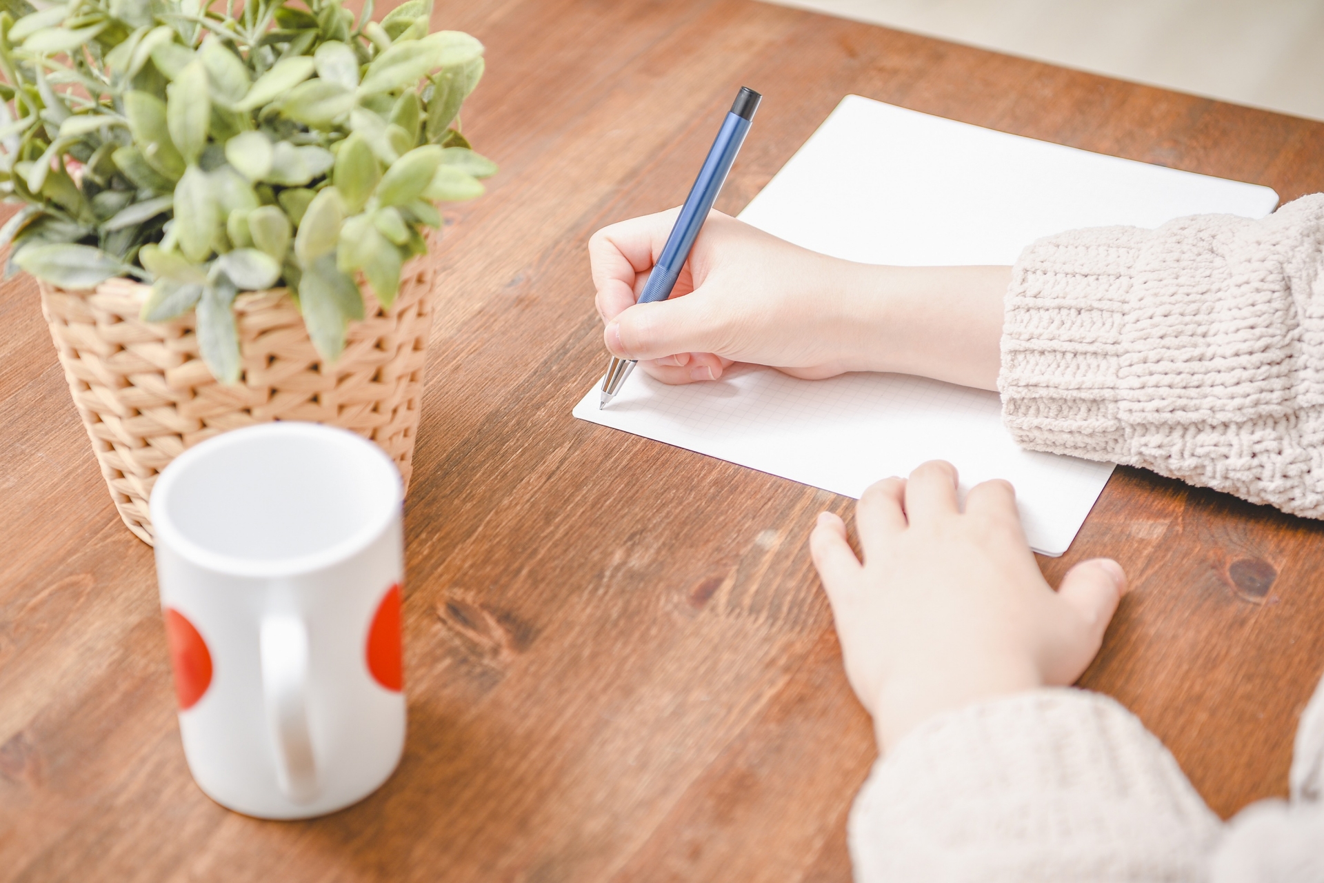 書き物をする女性