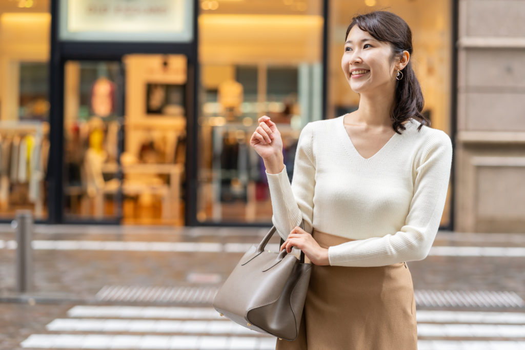 出かける女性