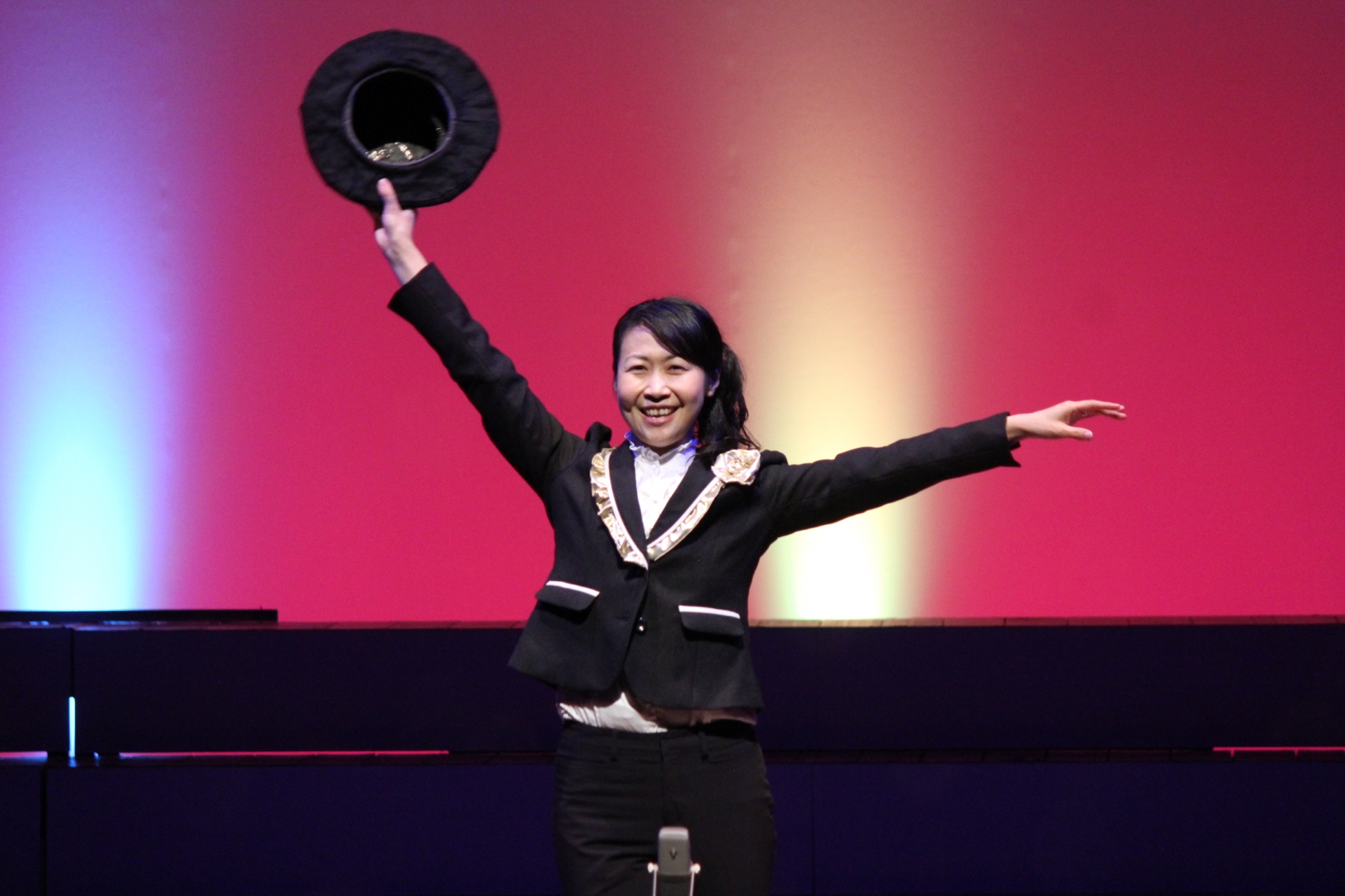 舞台に立つ女性