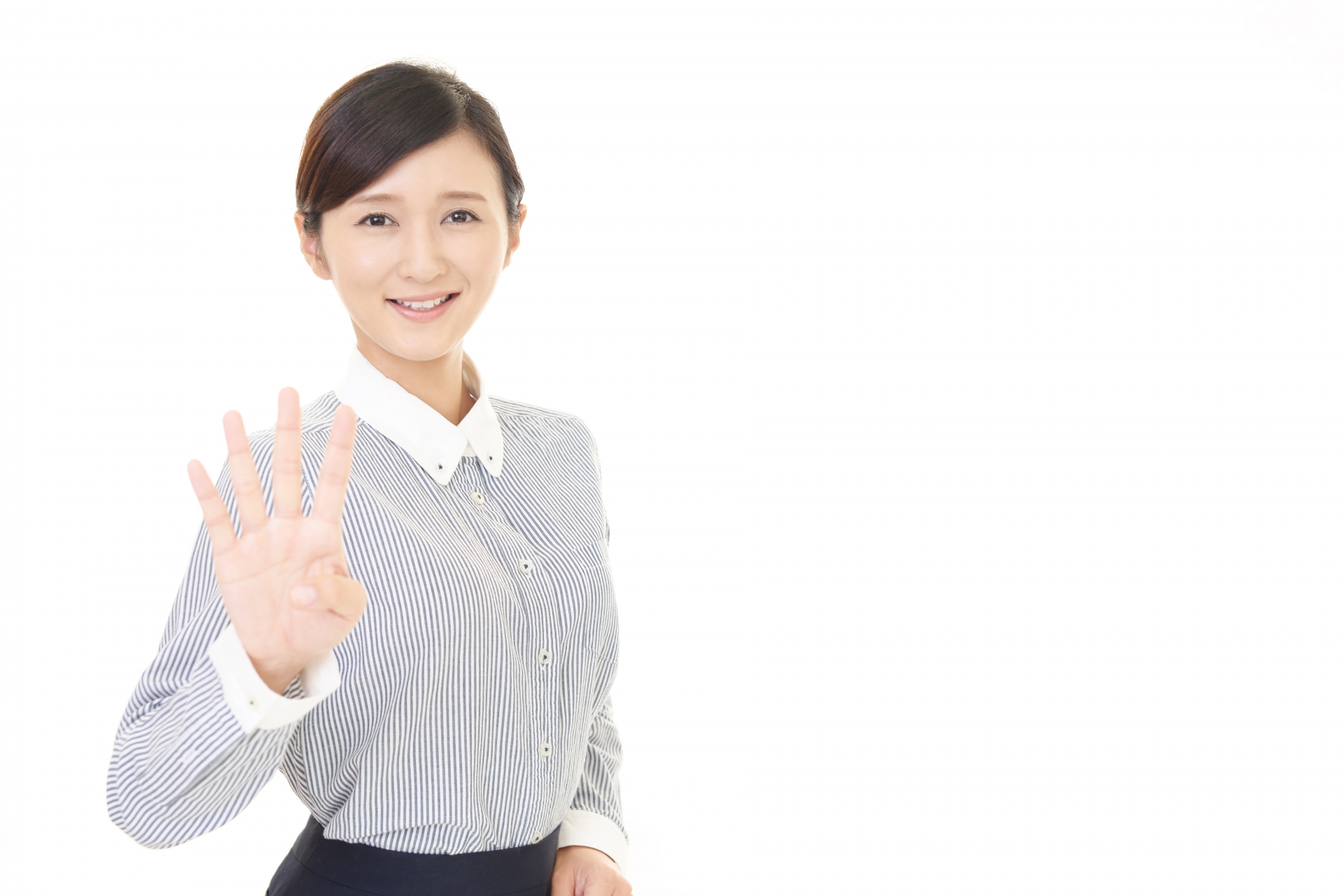 ４本の指を立てる女性