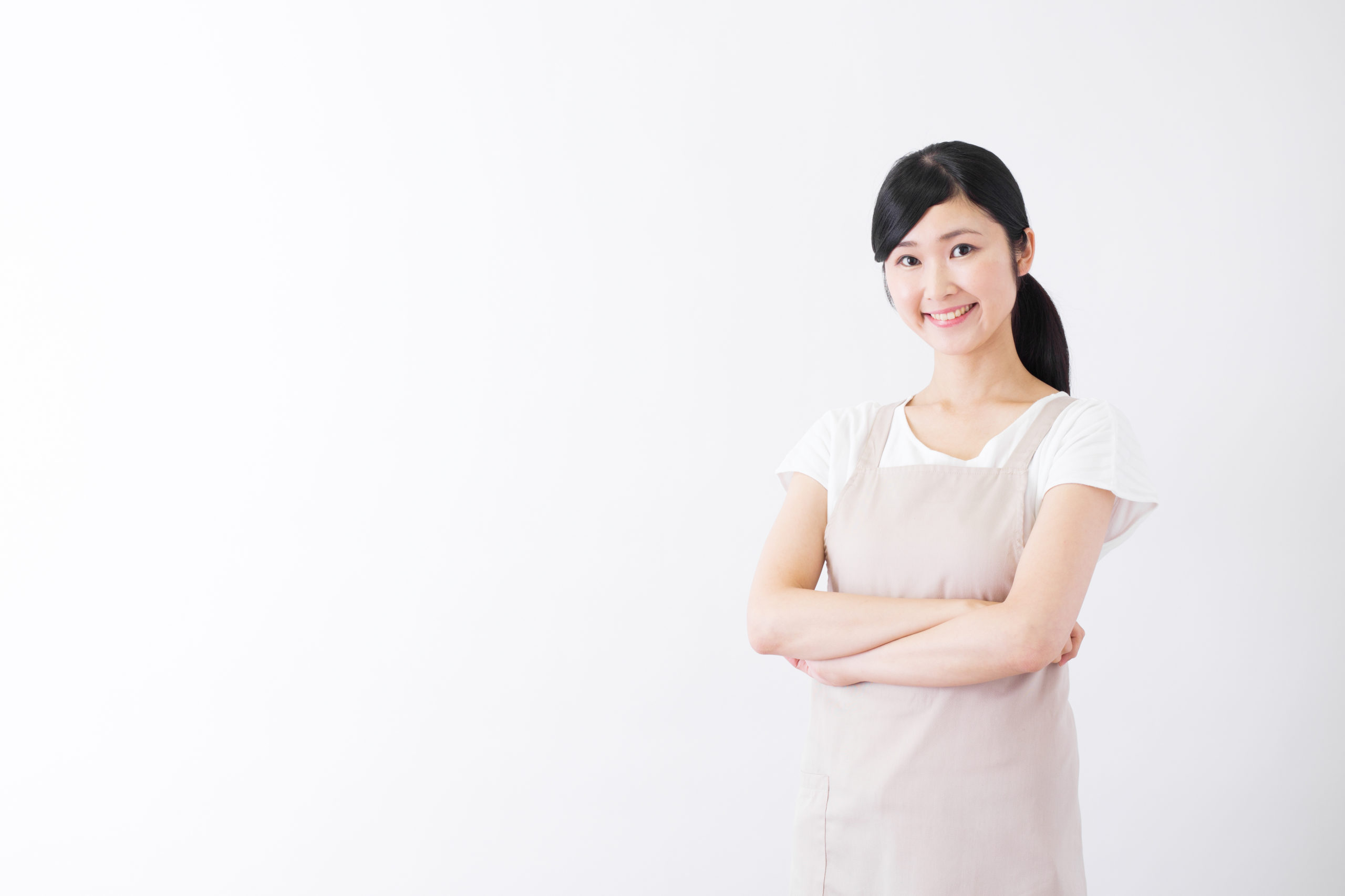 エプロン姿の介護士
