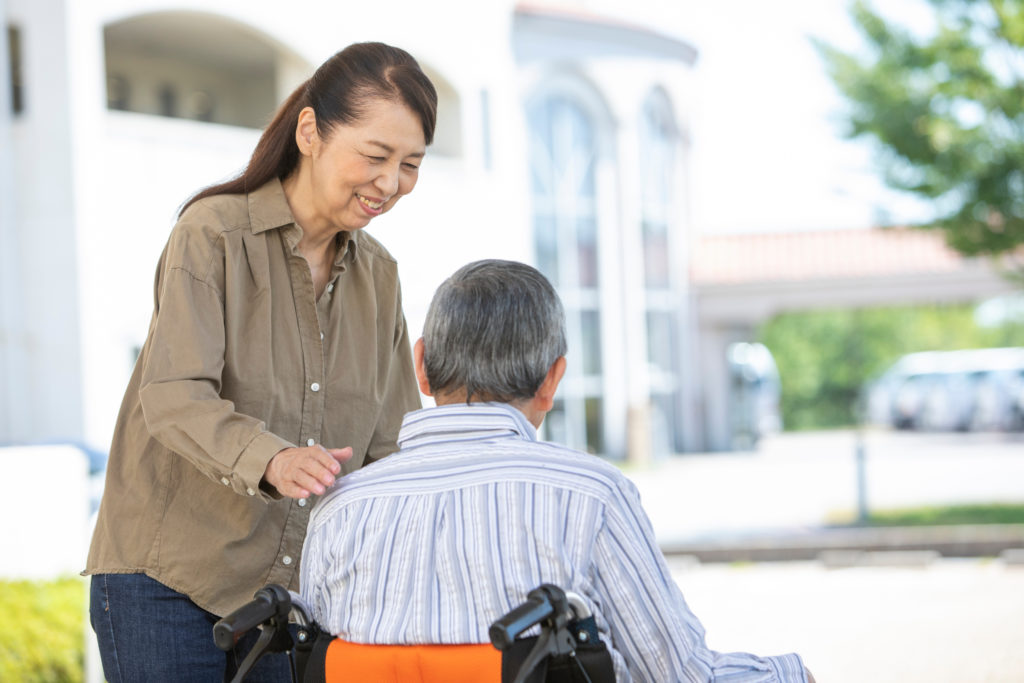 介助する女性