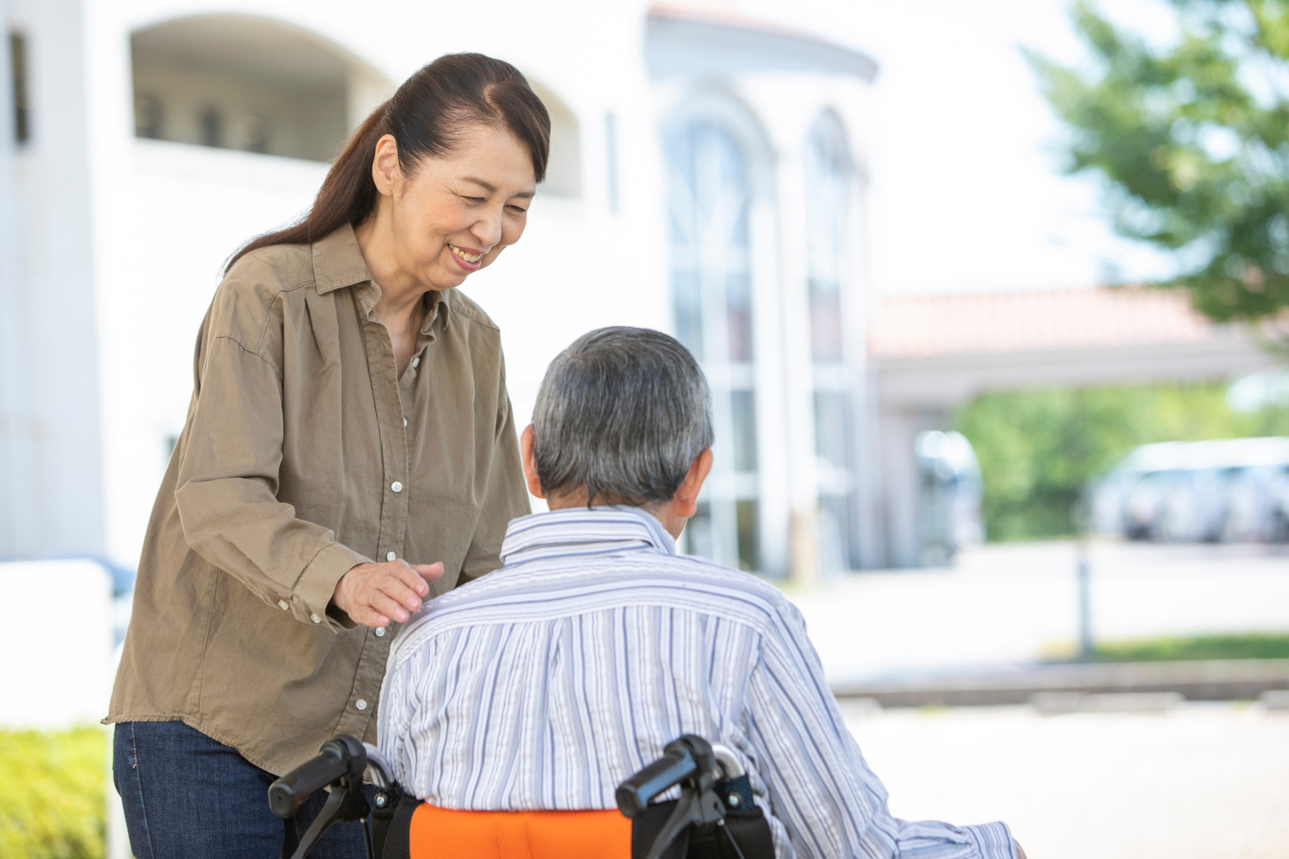 介助する女性