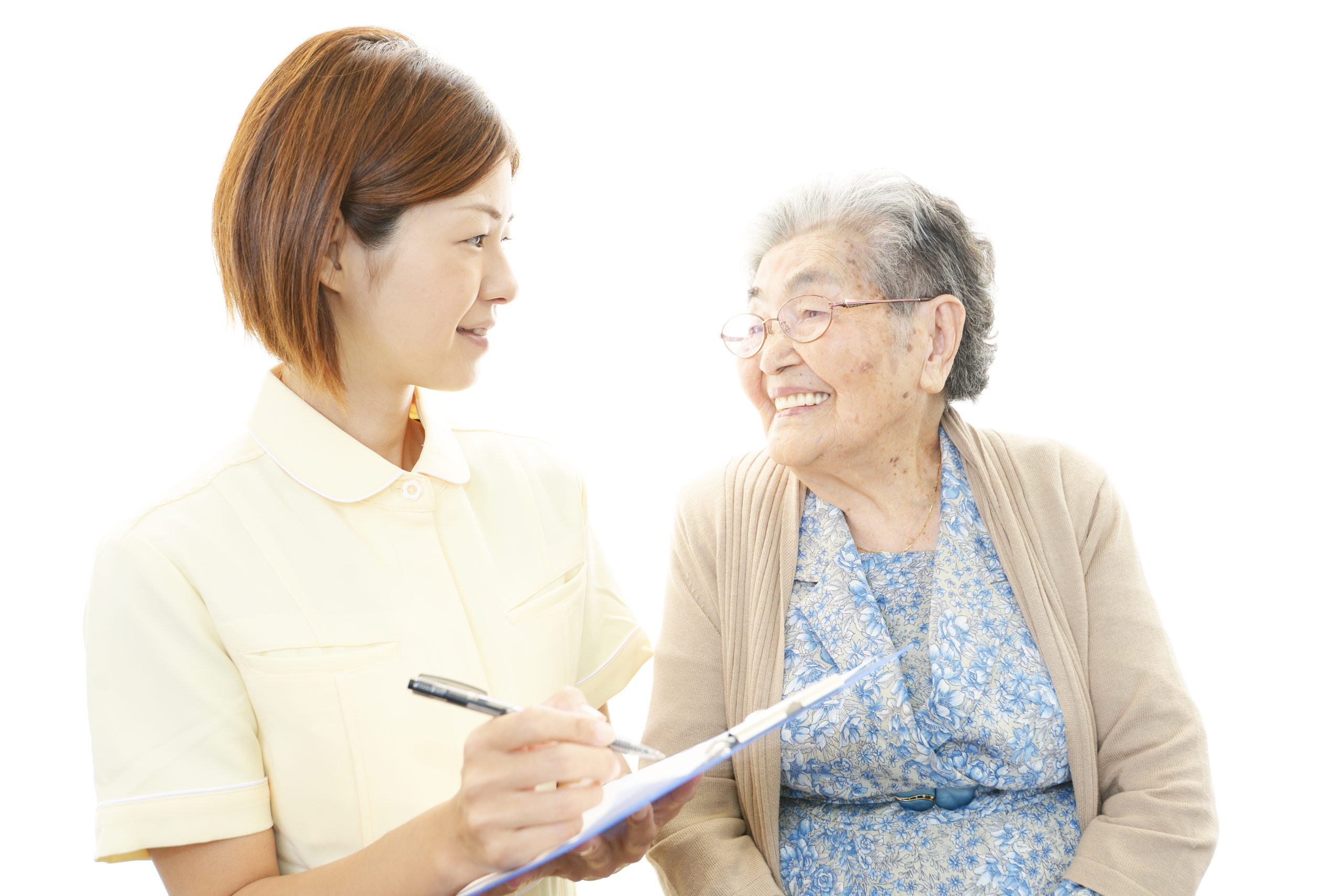 笑顔の高齢者と介護士