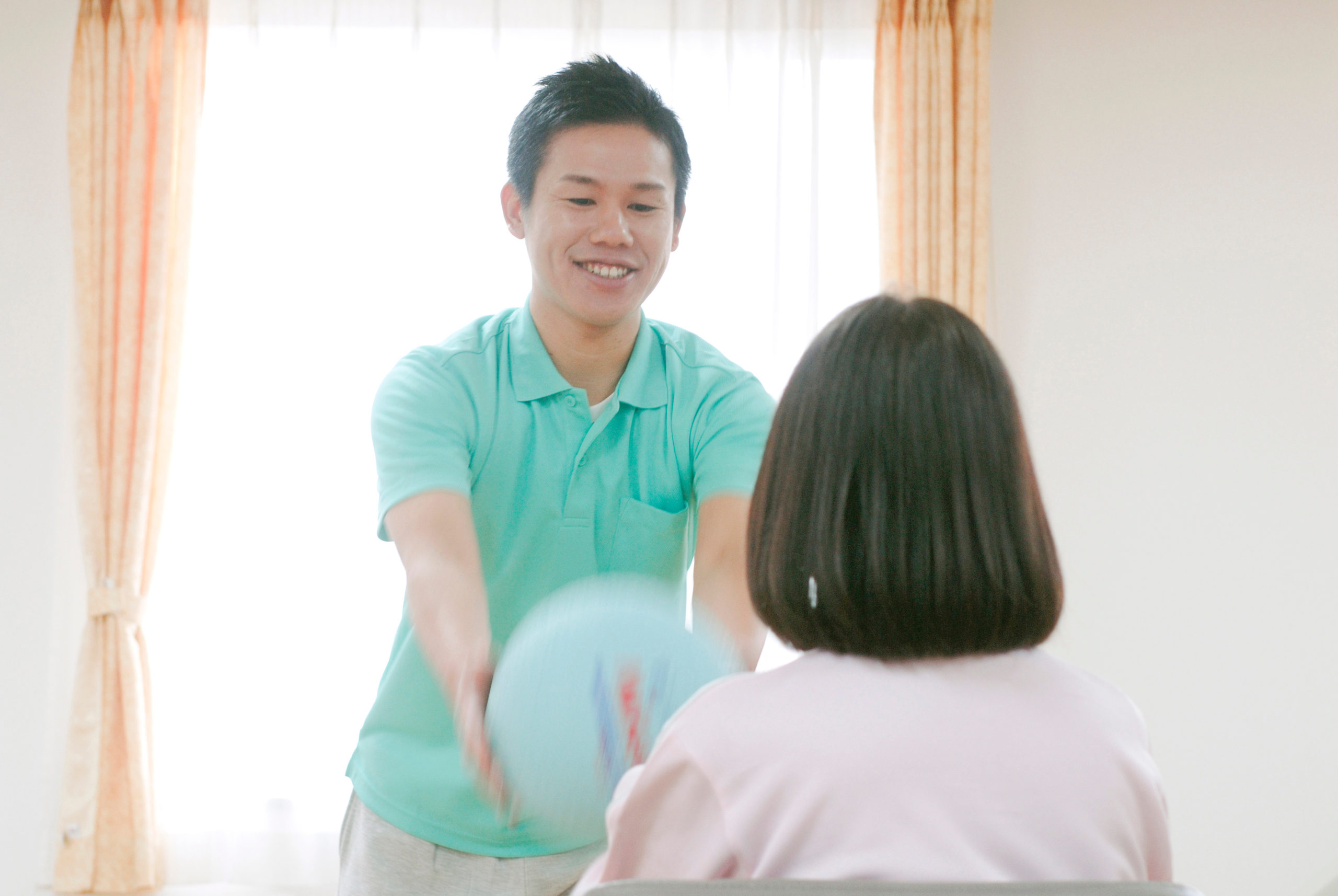 リハビリを行う患者と男性