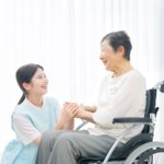 介護職員と高齢者